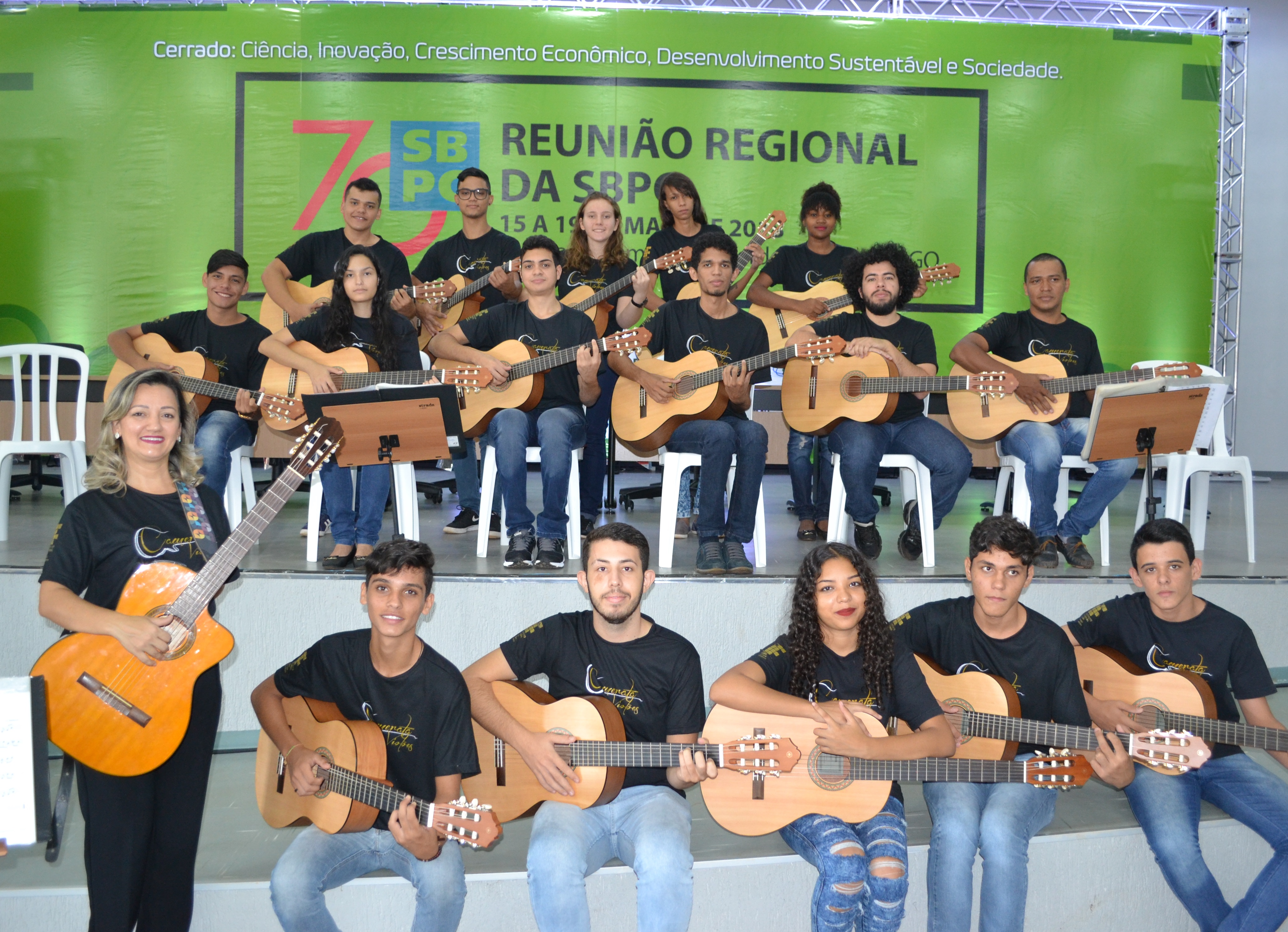 Professora Daniela juntamente com os 16 integrantes do grupo